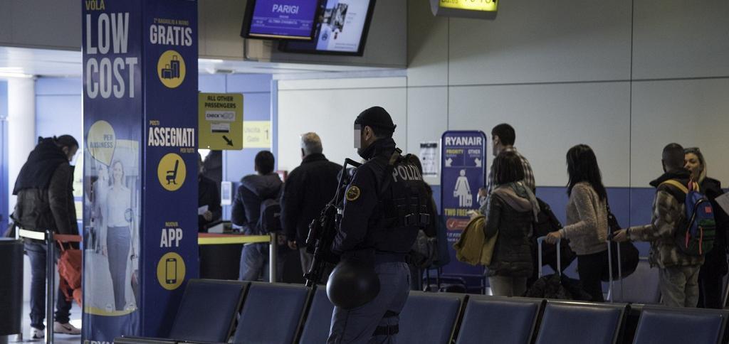 Dimentica la borsa con 1600 euro in aeroporto: la recupera la Polaria