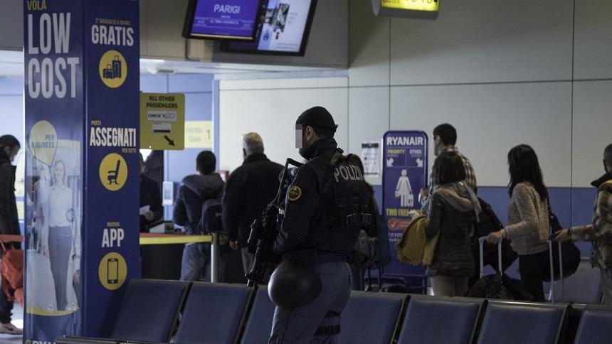 Dimentica la borsa con 1600 euro in aeroporto: la recupera la Polaria