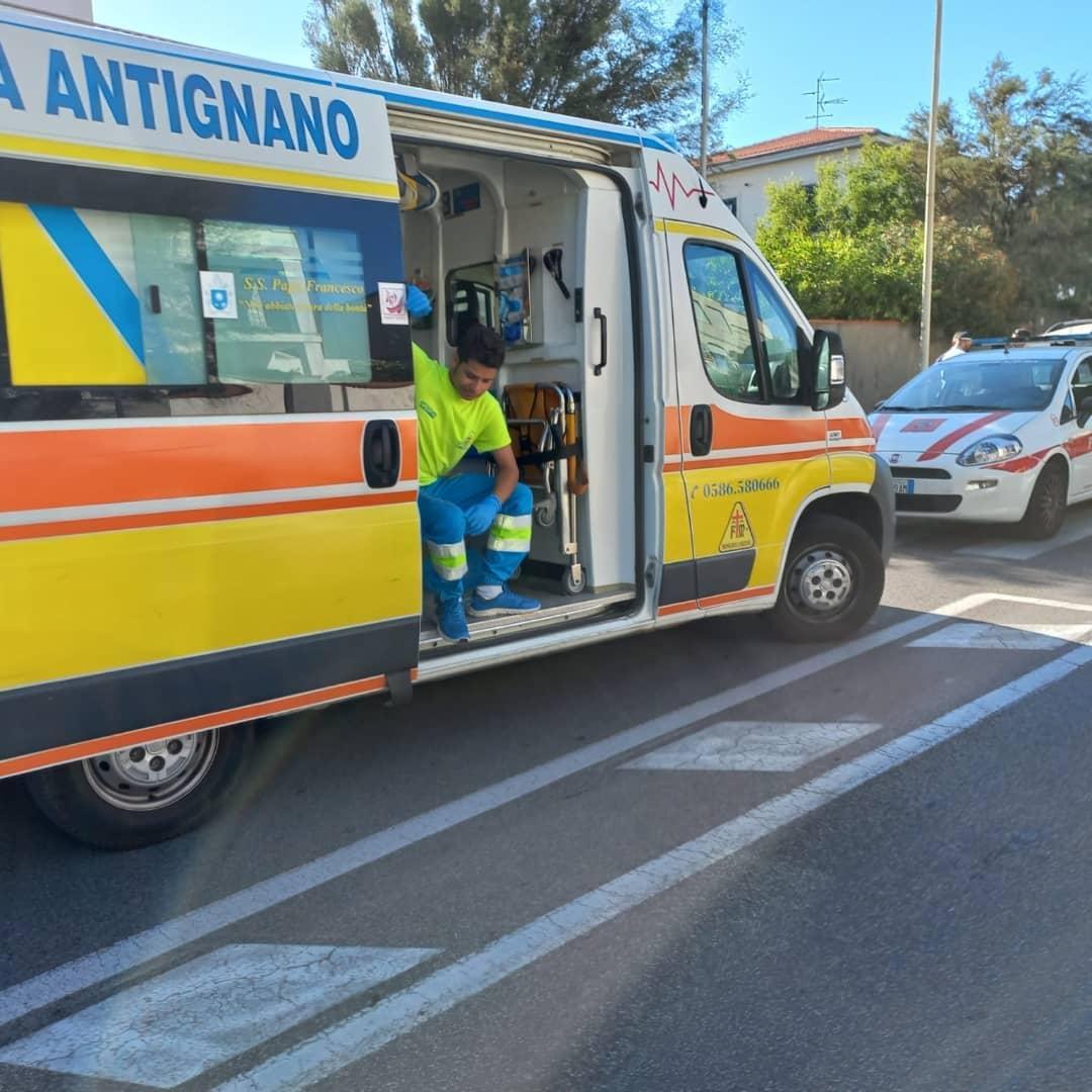 Un'ambulanza della Misericordia di Antignano (foto d'archivio)