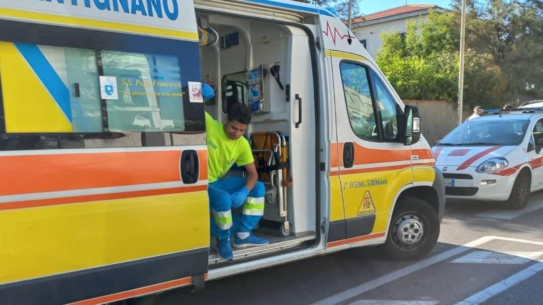 Un'ambulanza della Misericordia di Antignano (foto d'archivio)