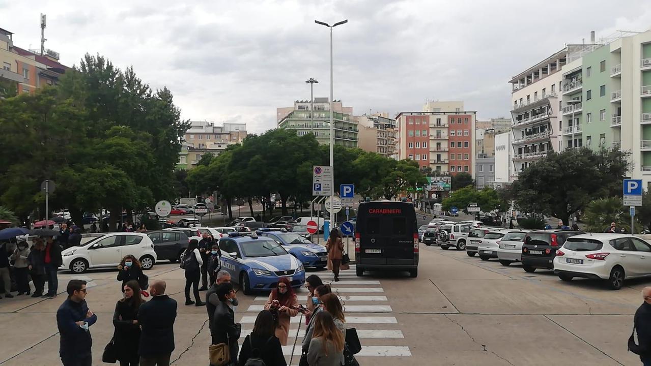 Cagliari, allarme bomba in tribunale: palazzo di giustizia evacuato