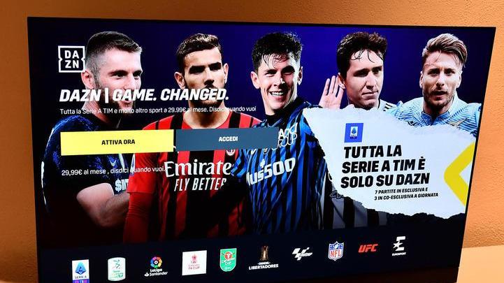 La rivolta si allarga, il ministro Giorgetti convoca Dazn