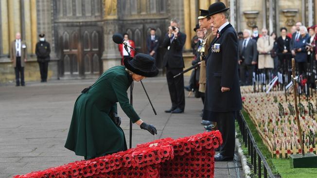 Gb: il Regno ricorda i caduti, Camilla rappresenta casa Windsor