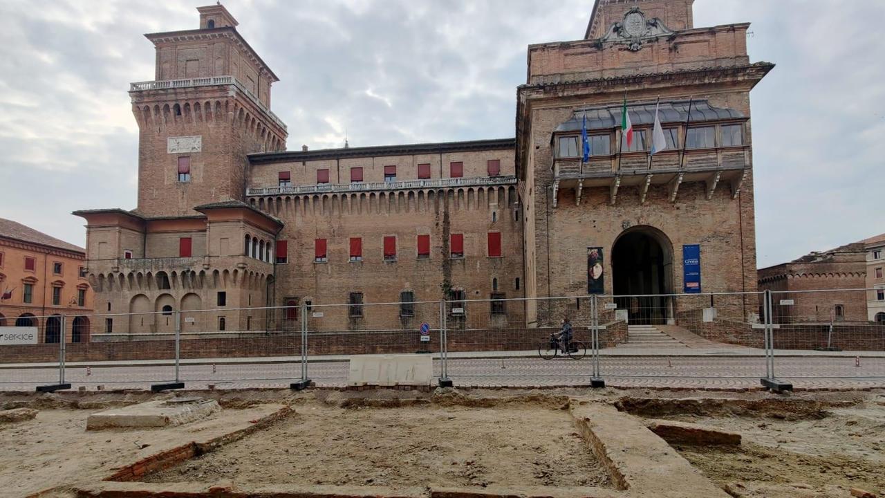 La base del rivellino del Castello emerso dagli scavi