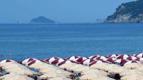 La titolare dello storico bagno Nettuno: «Non regaliamo tutto agli stranieri»