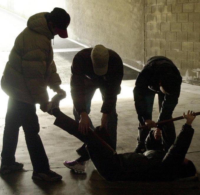 Sassuolo, coppia di giovani fidanzati pestata dalla gang 