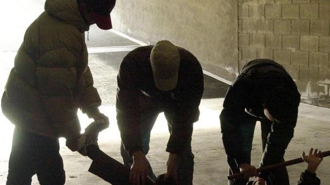 Sassuolo, coppia di giovani fidanzati pestata dalla gang