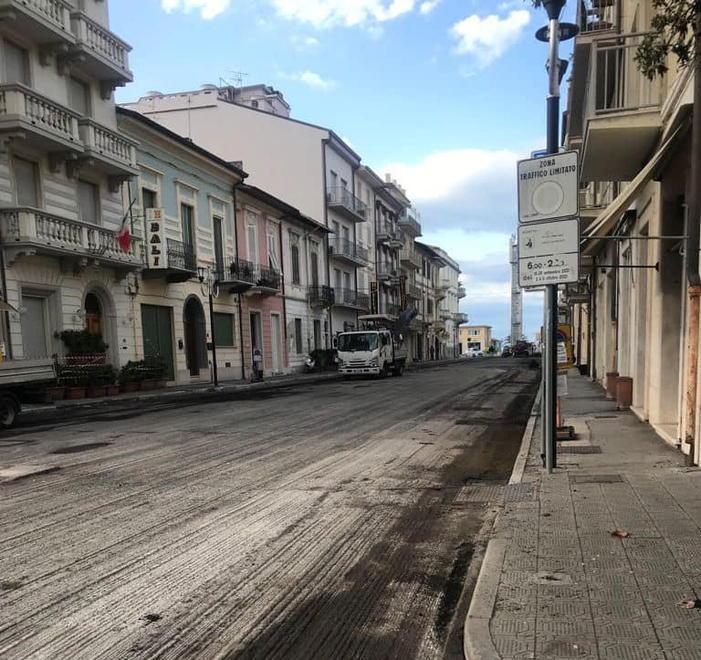 Asfalto nuovo in via Da Vinci: ma tutta la città ne ha bisogno