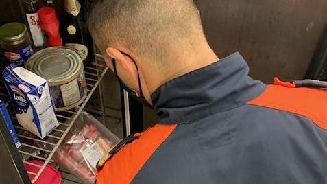 Sporcizia nei frigoriferi Guardia costiera e Asl chiudono un ristorante