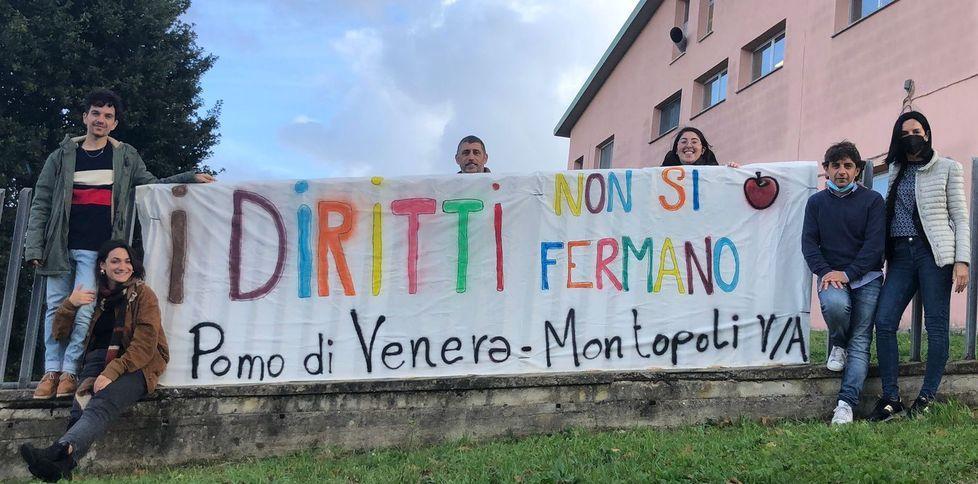 Lo striscione a difesa dei diritti in piazza a Firenze