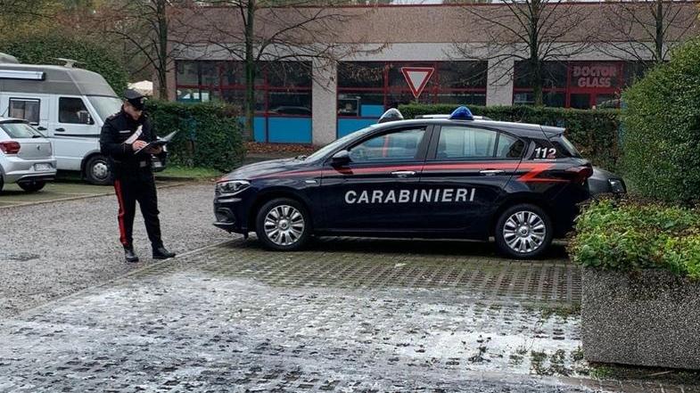 Incendia la macchina del rivale in amore Denunciato un operaio pazzo di gelosia