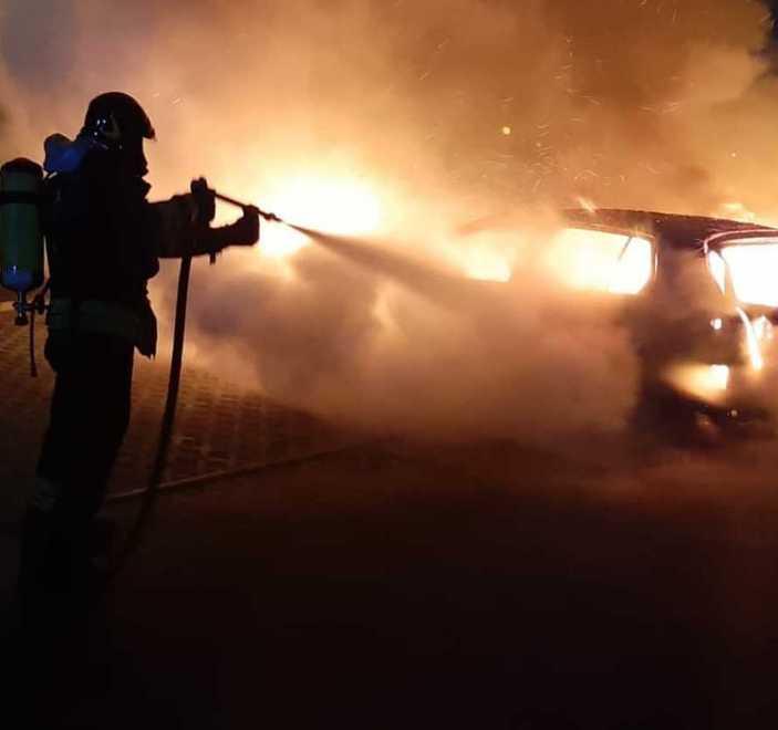 Data alle fiamme una Peugeot Stabile parzialmente inagibile