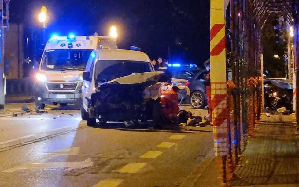 Scontro tra auto all’incrocio