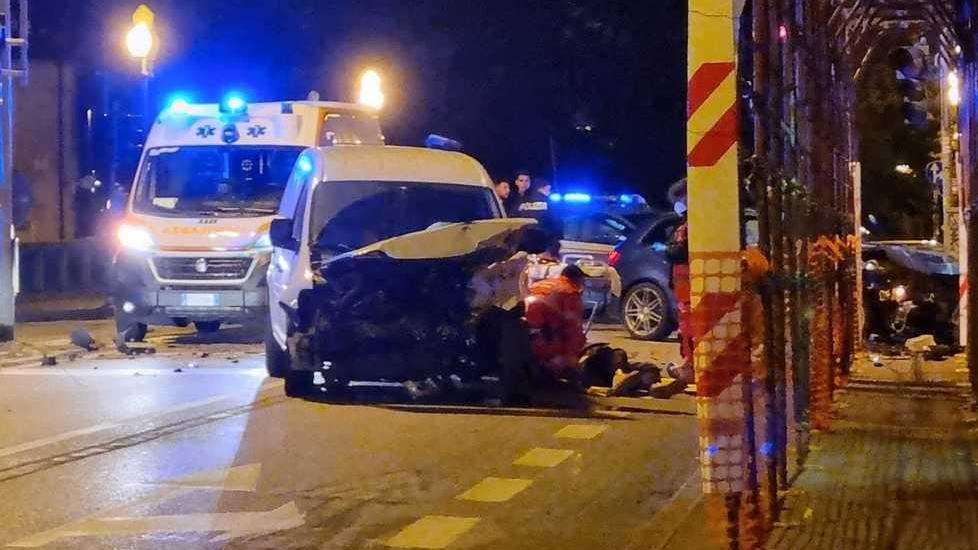 Scontro tra auto all’incrocio