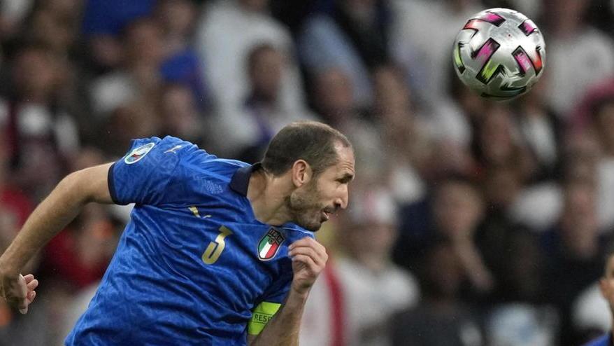 Il muro si sgretola: anche Chiellini a casa