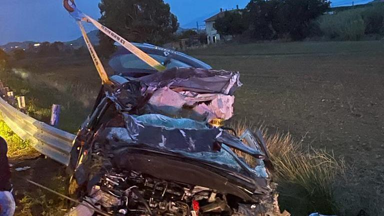 L'auto della coppia finita fuori strada e trafitta dal guardrail
