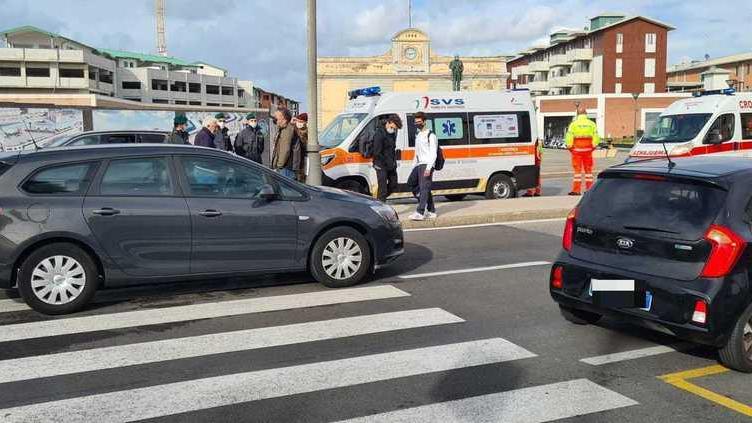 Sulle strisce di piazza Orlando: «Qui si rischia la vita»
