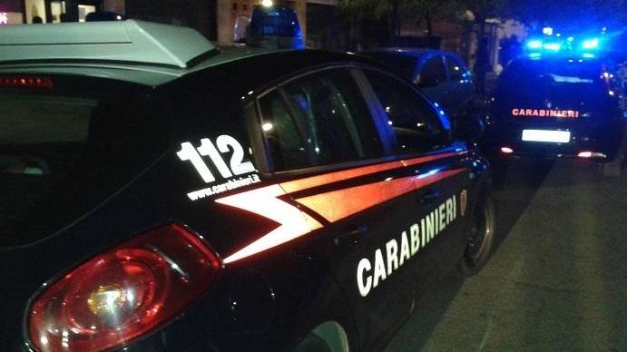 Donna e un suo amico aggrediti dall’ex marito con pietre e catena