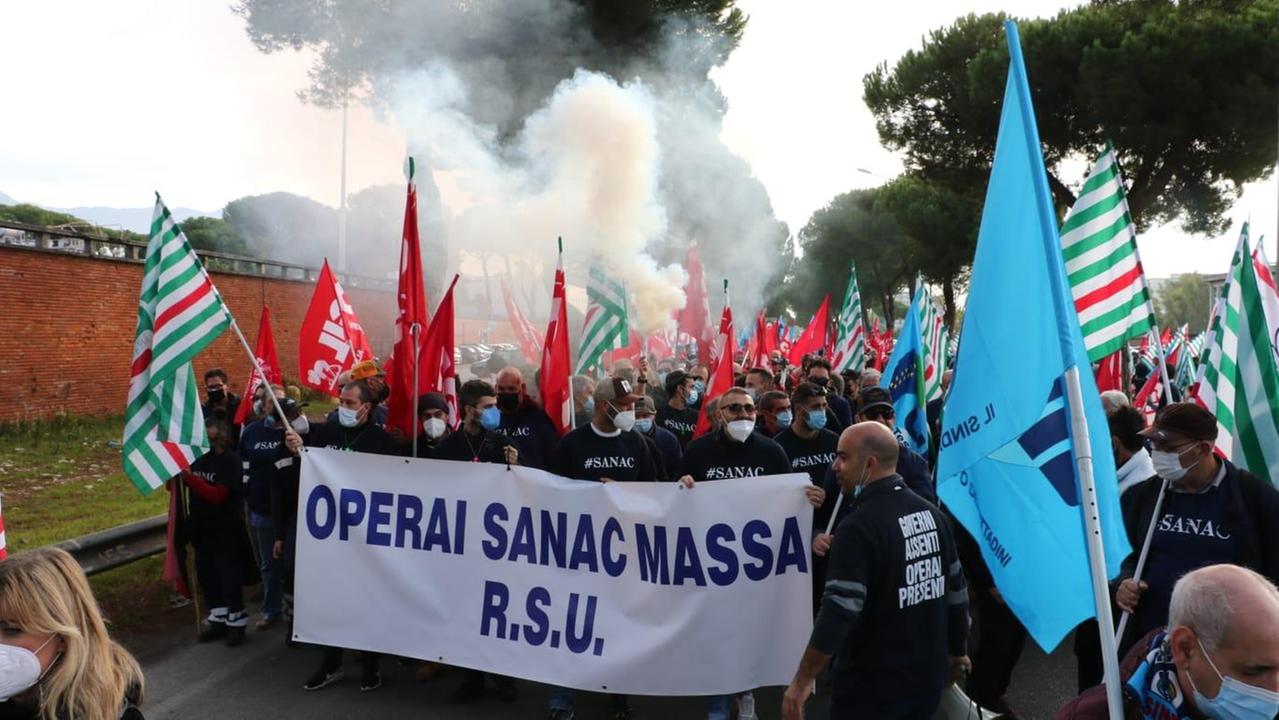 Vertenza Sanac, sfilano in centinaia per scongiurare lo spettro della cassa integrazione - Video