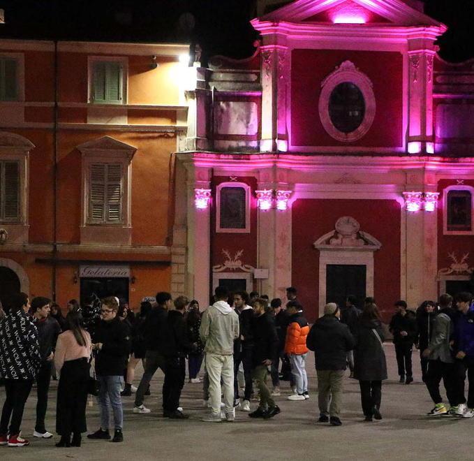 L’appello dei locali di piazza Mercurio: «Servizio steward obbligatorio per tutti» 