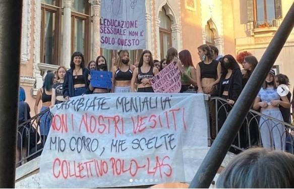 "Niente top a ginnastica, distraggono i ragazzi". Ma le giovani protestano