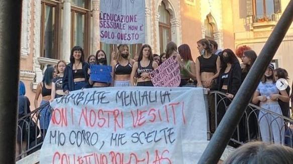 "Niente top a ginnastica, distraggono i ragazzi". Ma le giovani protestano