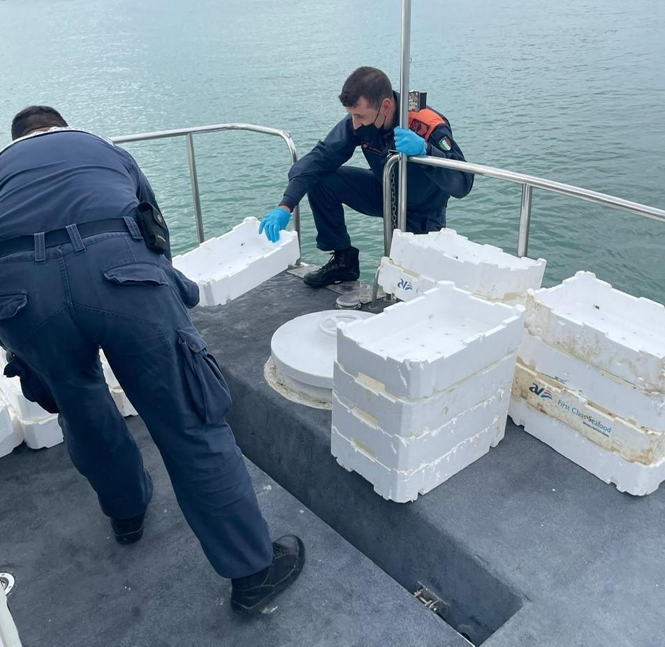 Decine di cassette di plastica in mare a Viareggio: indagine per risalire al responsabile 
