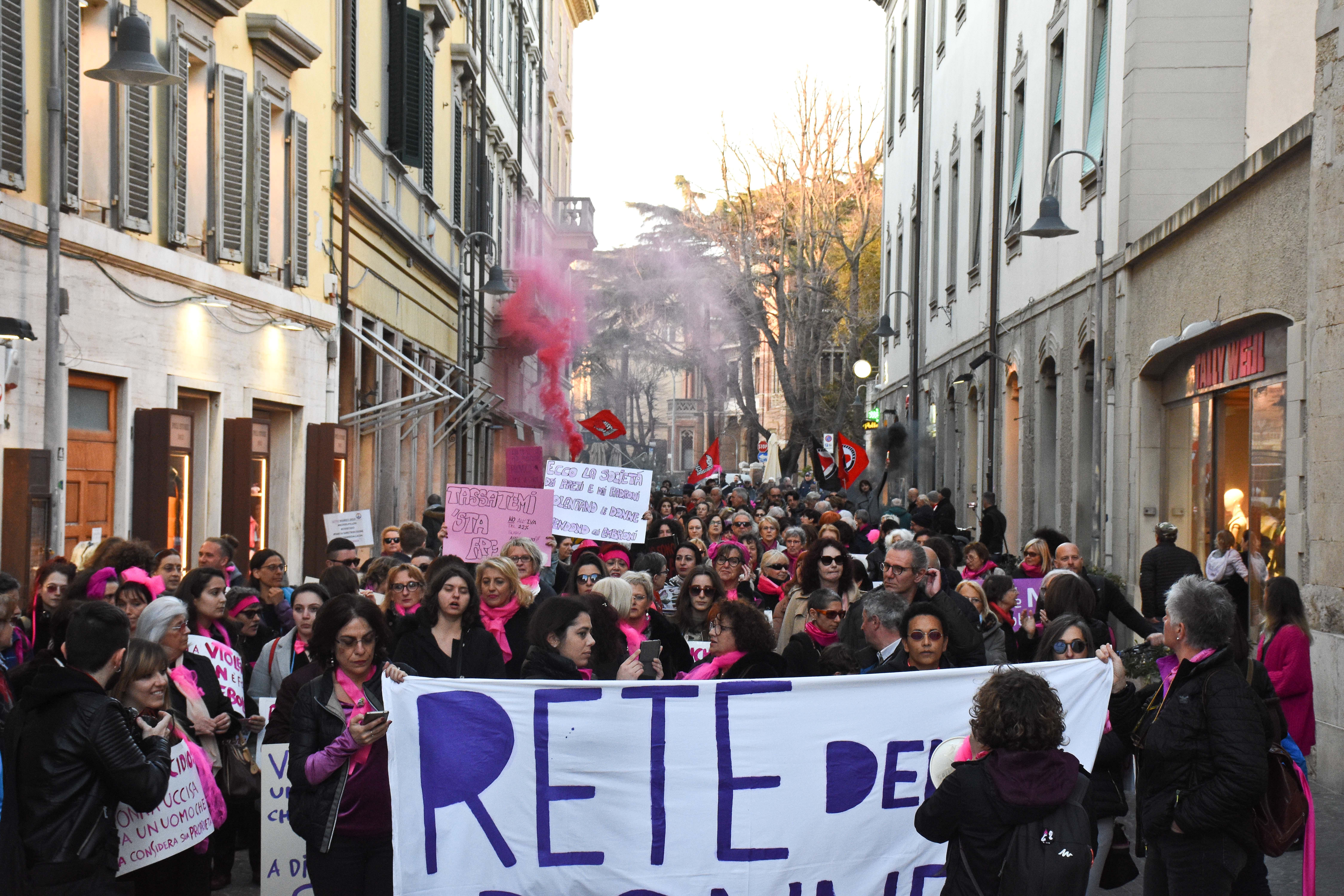 Una manifestazione per i diritti delle donne in corso Carducci a Grosseto (foto Agenzia Bf)