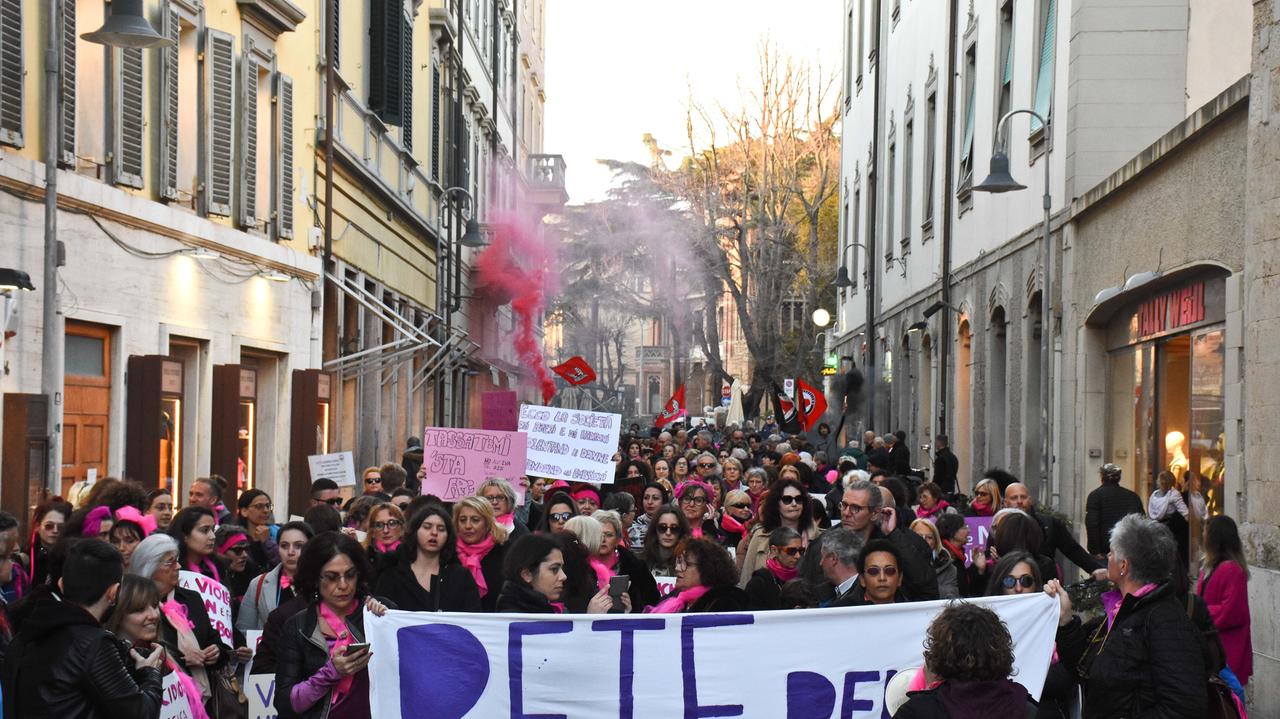 Una manifestazione per i diritti delle donne in corso Carducci a Grosseto (foto Agenzia Bf)