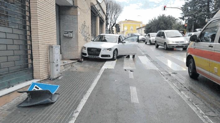 Sassari, per evitare il tamponamento finisce sul marciapiede: 2 feriti