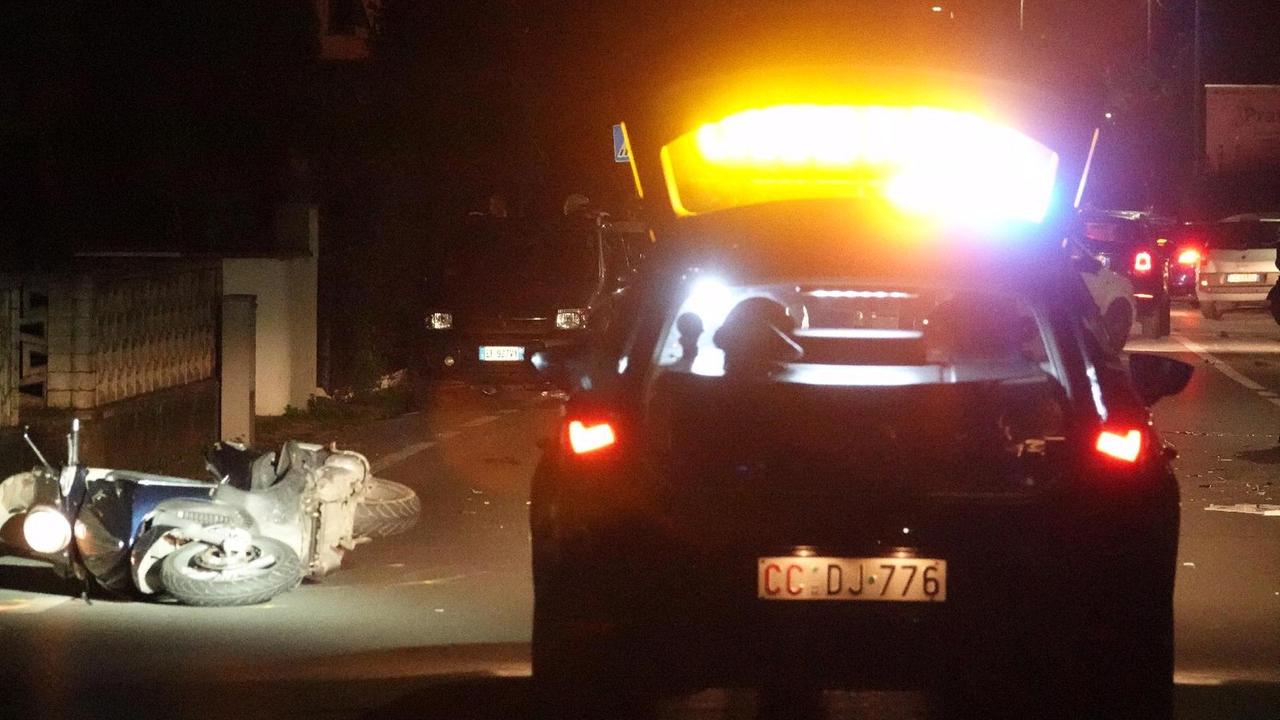 Schianto a Bicchio, con lo scooter contro un’auto: feriti due giovani viareggini