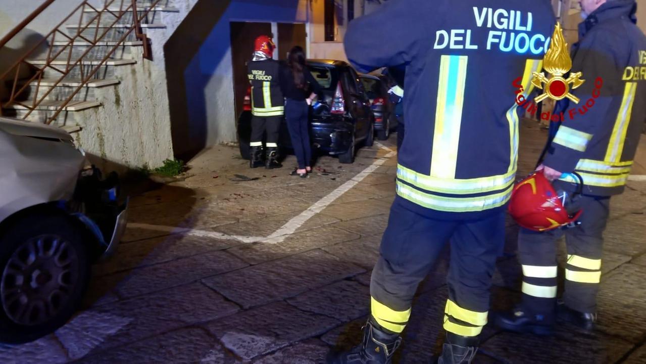 La Maddalena, finisce sulle auto in sosta: automobilista ferita