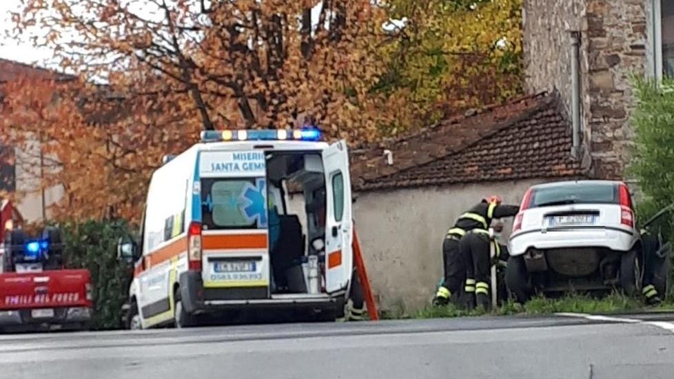 Auto nel fossato in via del Casalino