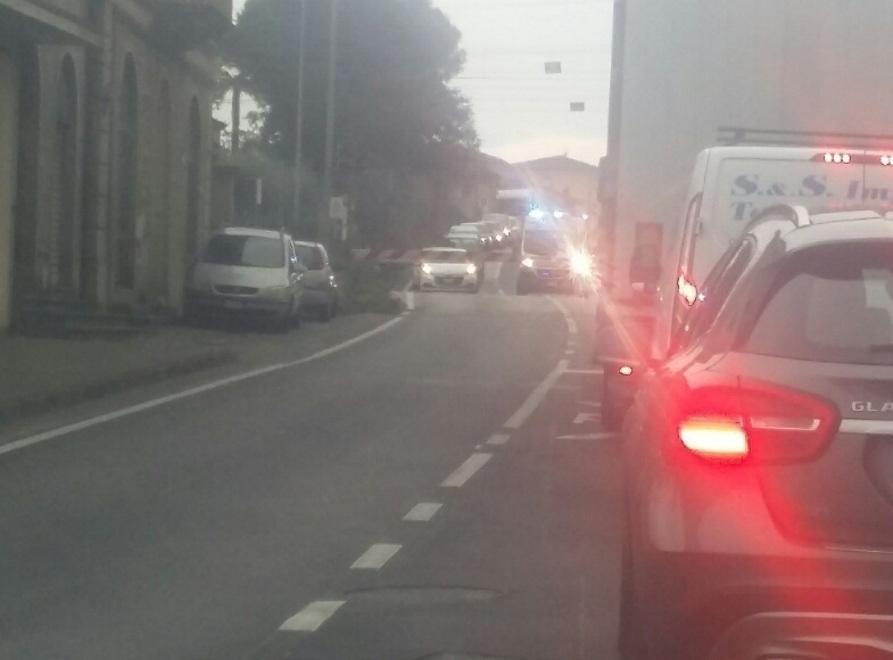 Ambulanza costretta ad aspettare due treni 
