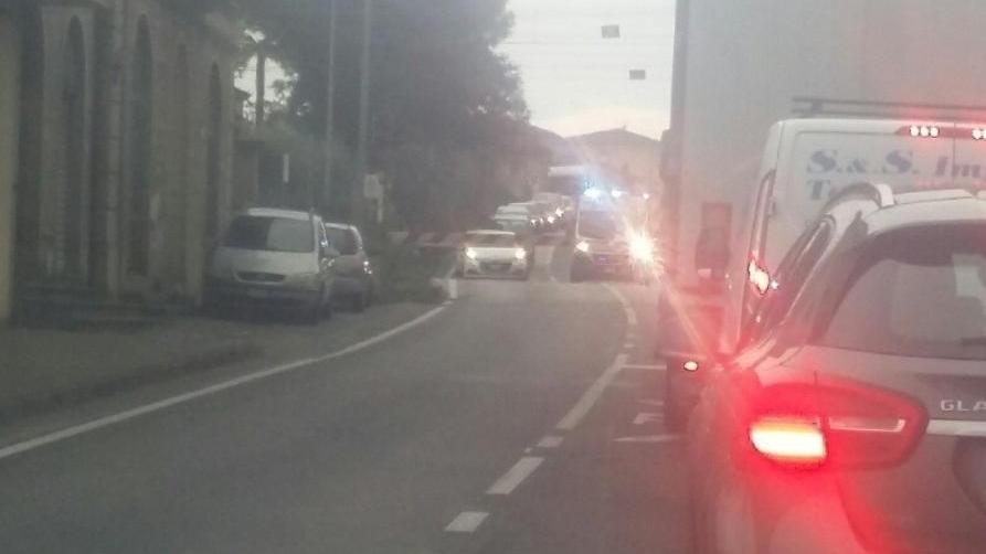 Ambulanza costretta ad aspettare due treni