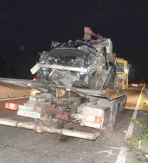 Un ammasso di lamiere nei campi fuori strada