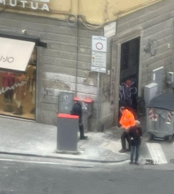 Centralina installata in mezzo al marciapiede