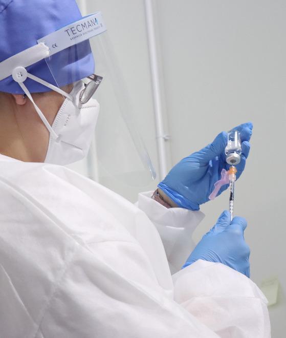 «Rimpallato per fare la terza dose di vaccino»