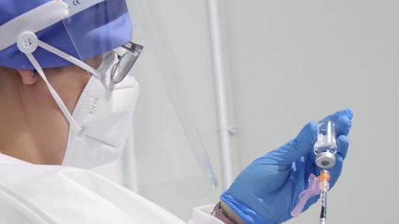«Rimpallato per fare la terza dose di vaccino»