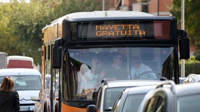 «Identificare gli aggressori dell’autista del bus navetta»