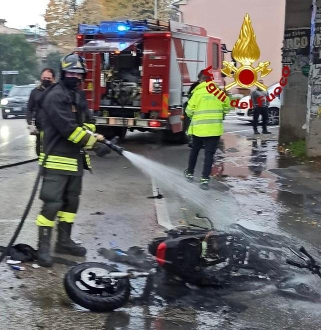 Incidente con un’auto Il motorino prende fuoco