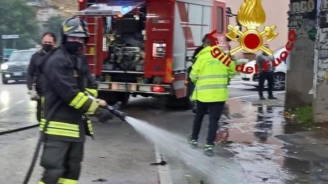 Incidente con un’auto Il motorino prende fuoco