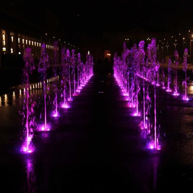 Monumenti illuminati di viola per i nati prematuri