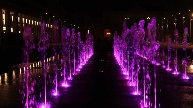 Monumenti illuminati di viola per i nati prematuri