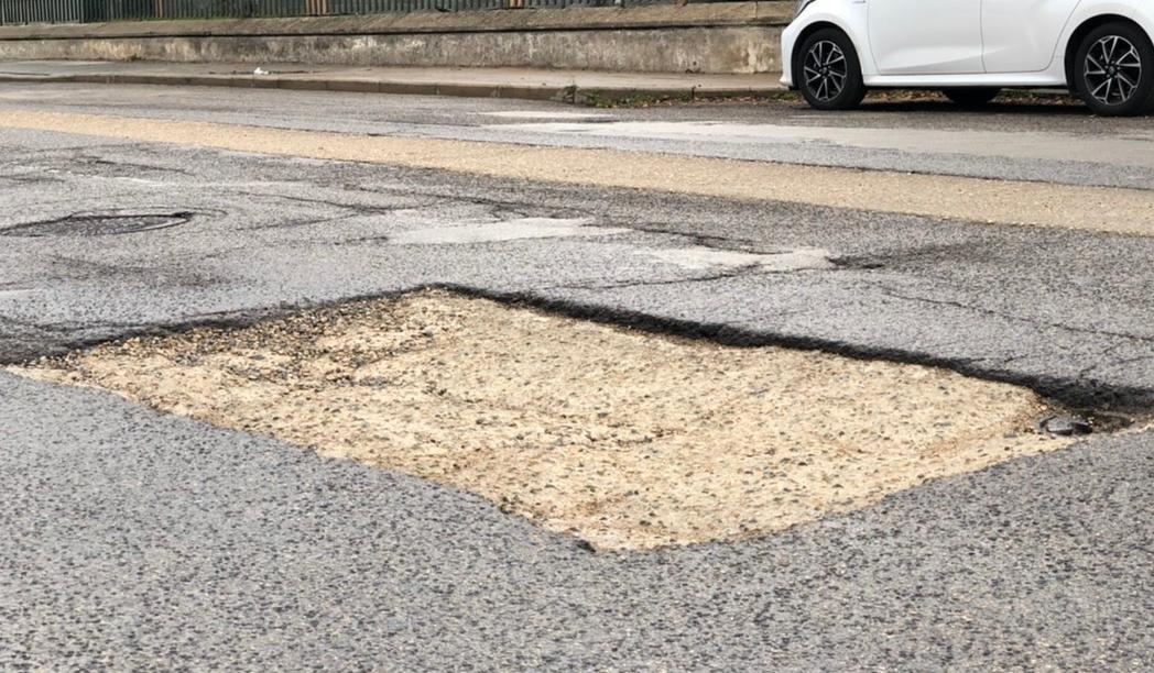 «Basta con le strade gruviera» 