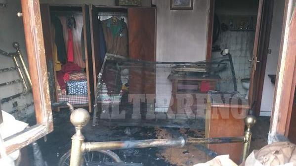 Accende una sigaretta, muore nell'incendio divampato in camera
