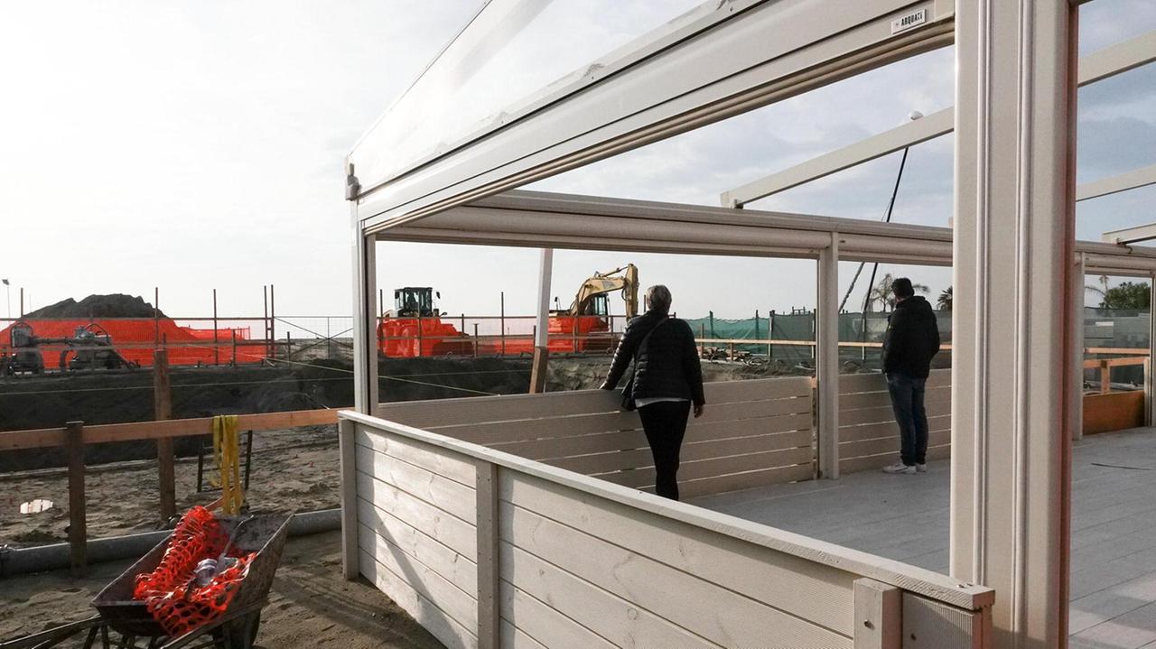 Spiagge all'asta, il bagno blocca i lavori per la piscina: «Ora la banca fa problemi sul mutuo»