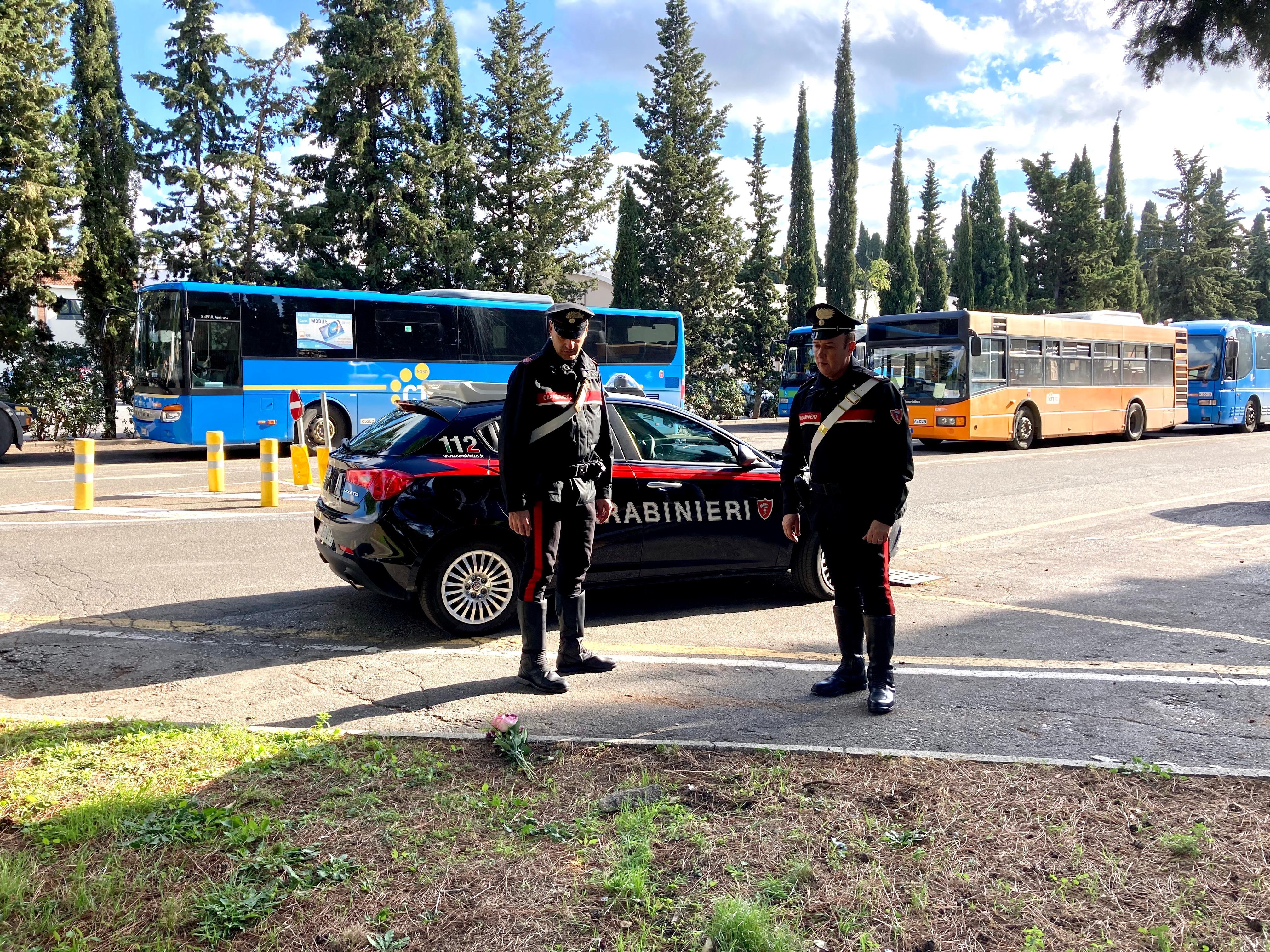 I carabinieri nel luogo del ritrovamento (foto Michele Falorni/Silvi)