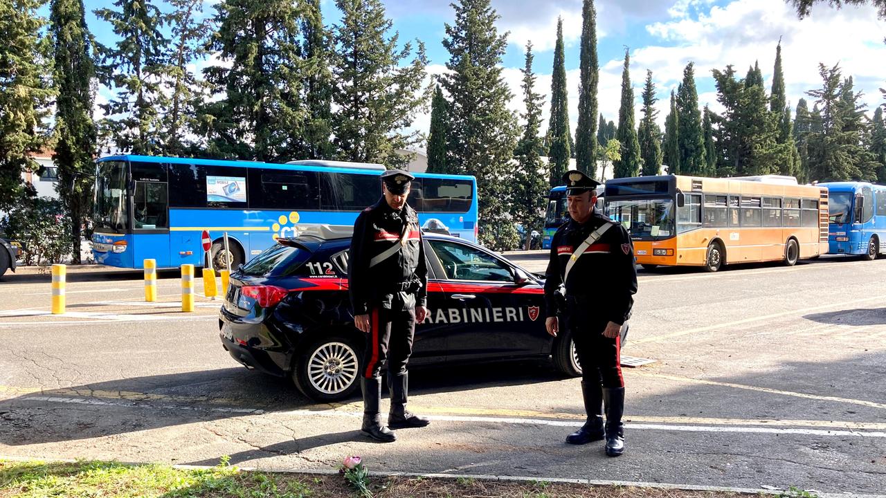 I carabinieri nel luogo del ritrovamento (foto Michele Falorni/Silvi)
