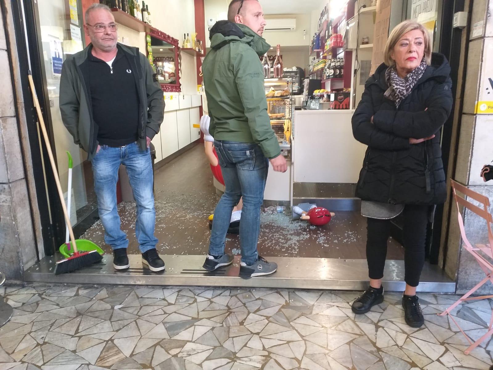 Il locale devastato in via Buontalenti